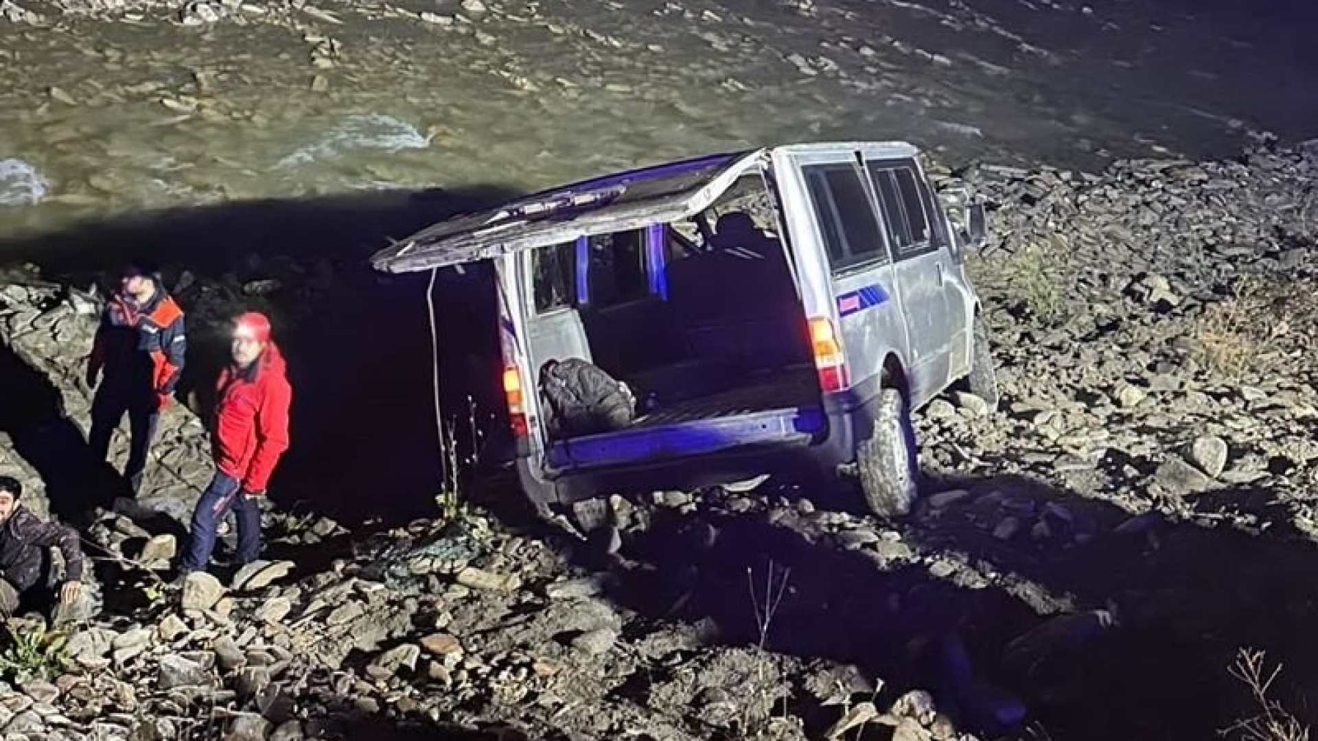Kaçak göçmenleri taşıyan minibüs devrildi: 20 yaralı
