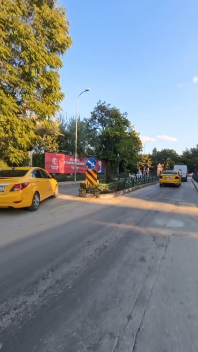 Eskişehir'de taksi şoförü trafiğe takılmayıp ters yöne girdi, kask kamerasına yansıdı