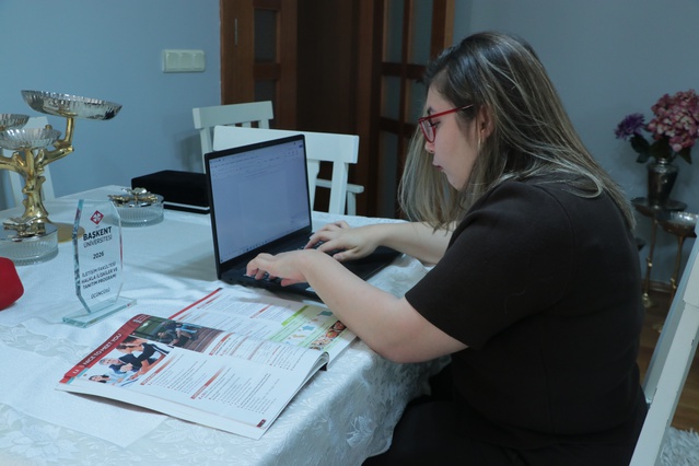 Bebekken serebral palsi tanısı konan Duru, üniversitede çift ana dalı tamamladı