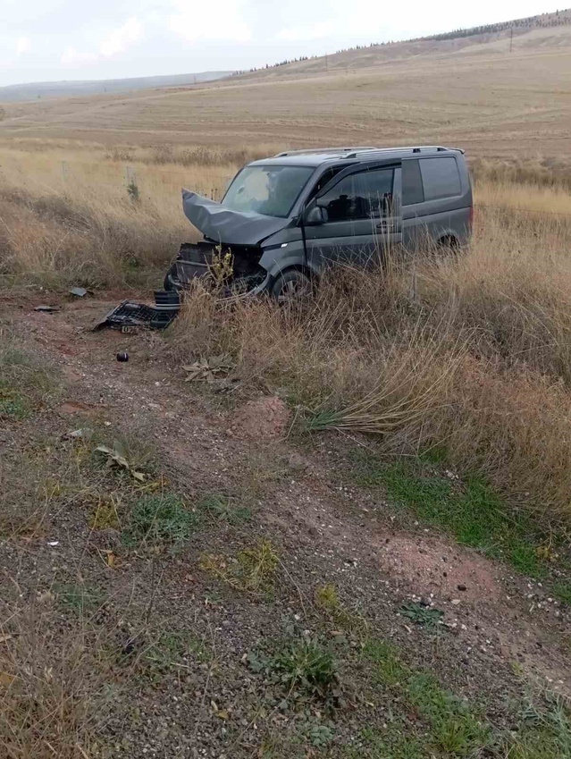 Konya Kulu'da iki minibüsün kafa kafaya çarpışması sonucu 3 kişi hafif yaralandı