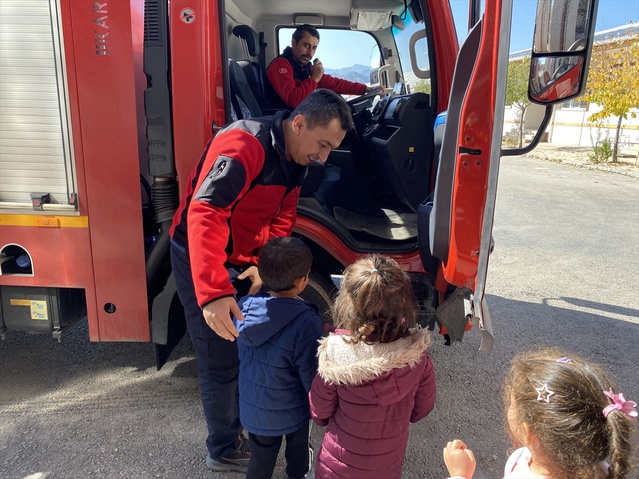 Osmancık'ta anaokulu öğrencileri itfaiye müdürlüğü ziyaretinde mesleği deneyimledi