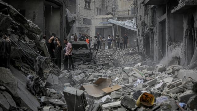 Katil İsrail, Gazze'de telefonların şarj edildiği çadıra saldırdı: 3 ölü