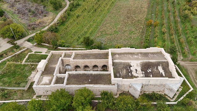 Isparta Gelendost'taki Ertokuş Kervansarayı sonbaharda havadan görüntülendi