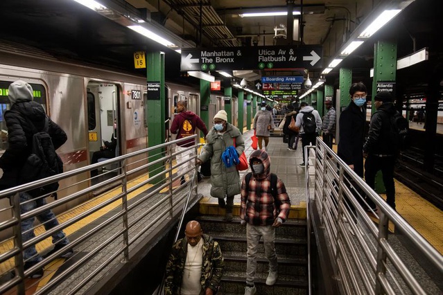 New York'ta Midtown Manhattan'daki metro istasyonunda silahlı saldırıda bir kişi öldü