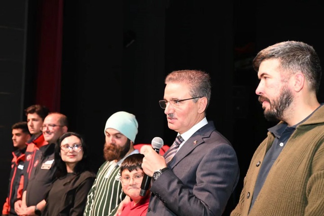 Yahya Kemal Ortaokulu'nda afet tiyatrosu Vali Aydın Baruş'un katılımıyla yapıldı