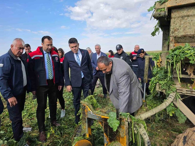 Aksaray Sultanhanı'nda pancar hasadı başladı, Kaymakam Yerlikaya çiftçileri dinledi