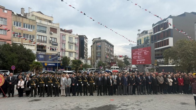 Burhaniye'de Cumhuriyet Bayramı çelenk sunma törenine protokol katıldı