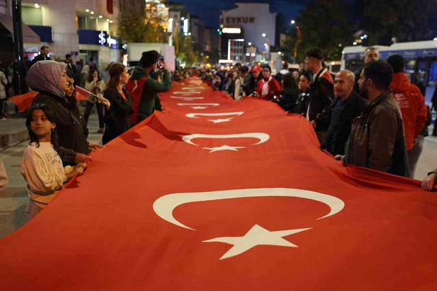Elazığ'da Cumhuriyet Bayramı'nın 103. yılında Fener Alayı yürüyüşü yapıldı