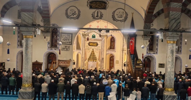 Kütahya'da gençlerin hatimleri için Ulu Camii'nde sabah namazında dua edildi