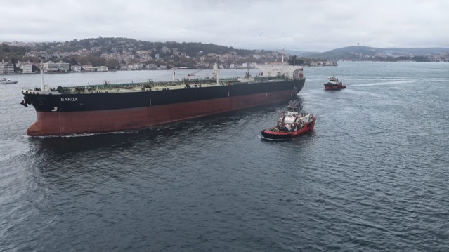 Sarıyer'de karaya oturan BANDA tankeri kurtarılıp İstanbul Boğazı'ndan geçirildi