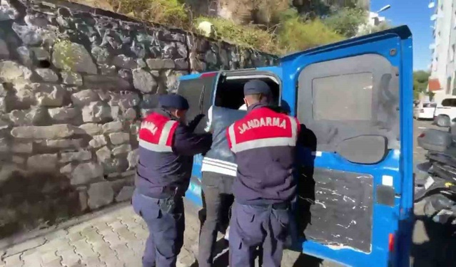 Kuşadası'nda uyuşturucu operasyonunda 45 şüpheli gözaltına alındı