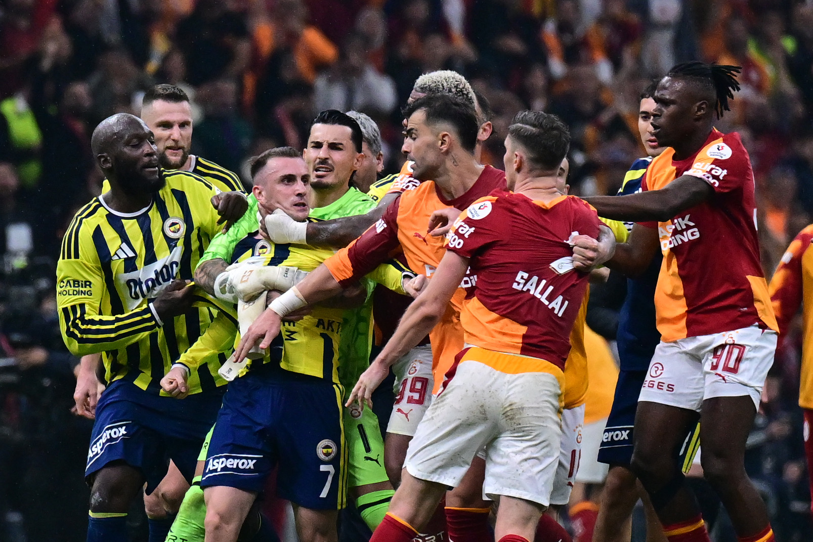 Galatasaray'dan derbi sonrası olayları için sert açıklama