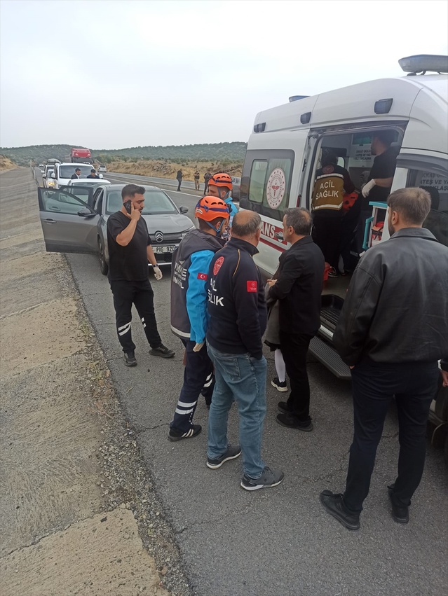 Bingöl-Elazığ kara yolunda su tahliye kanalına düşen otomobildeki 2 kişi yaralandı