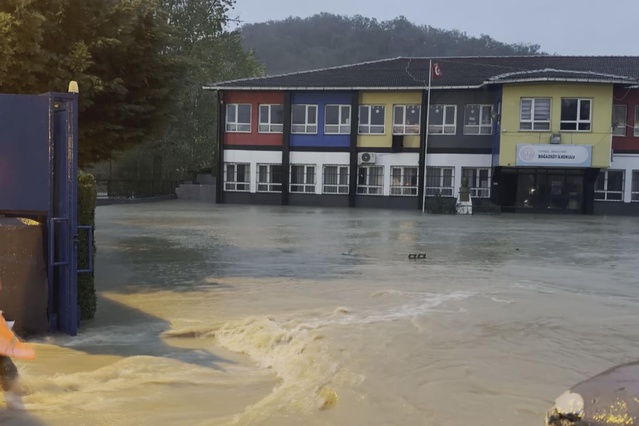 Arnavutköy’de Alibey Deresi taştı! Okul bahçesi sular altında kaldı