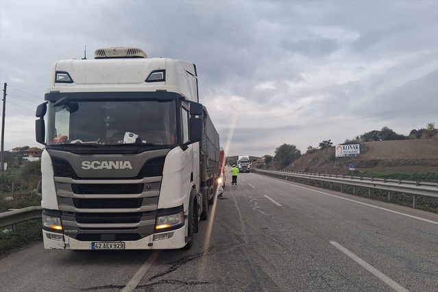 Samsun Havza'da otomobil tırla çarpıştı, sıkışan 1 kişi yaralandı, itfaiye kurtardı