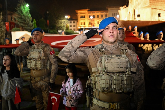 Kastamonu'da Cumhuriyet'in 103. yılı dolayısıyla fener alayı düzenlendi