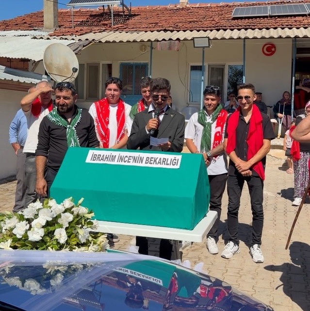Bilecik'te köy düğününde arkadaşları damadı çatıya çıkarıp kule kurup yemek istediler