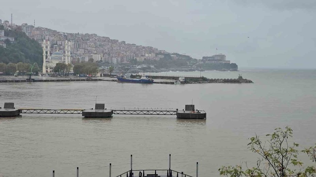 Zonguldak Limanı'nda yağış sonrası çamurlu su sarı ve kahverengi görüntü oluşturdu