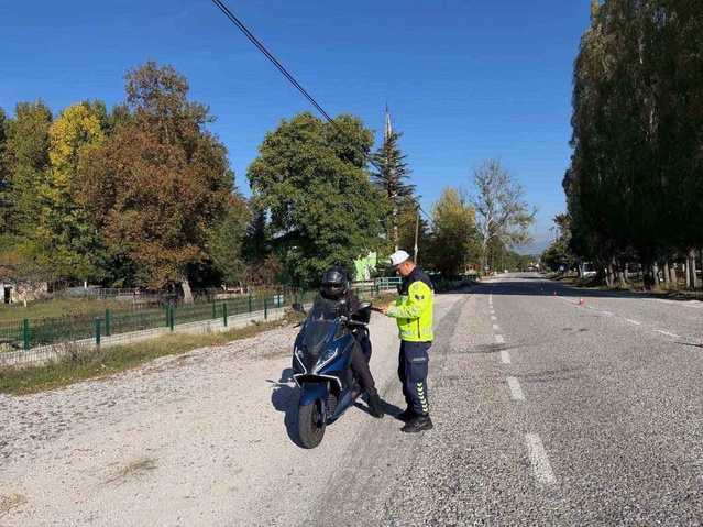 Bilecik'te 356 araç denetlendi, kask kuralına uymayan 2 sürücüye ceza kesildi
