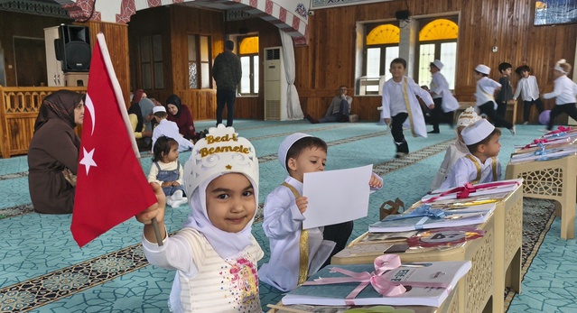 Mersin Anamur'da 4-6 yaş Kur'an kursu öğrencileri Bed-i Besmele merasimine katıldı