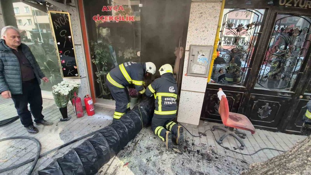Eskişehir Odunpazarı'nda çiçekçi dükkanındaki yangına itfaiye müdahale etti