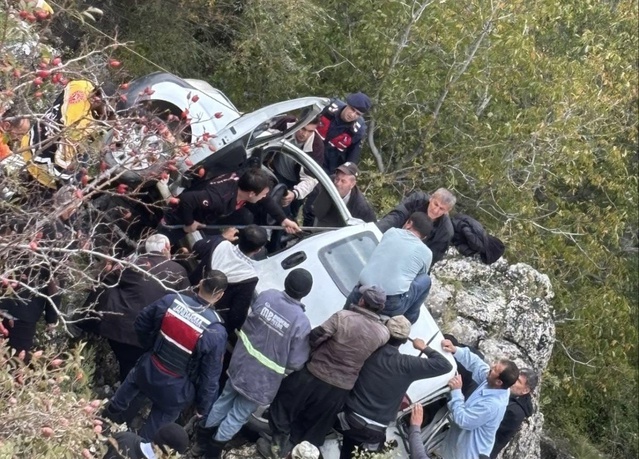 Çağlayancerit'te kontrolden çıkan araç yoldan aşağıya düştü, 1 kişi yaralandı