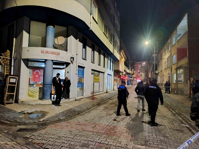 Afyonkarahisar'da fırındaki fayans çatlakları nedeniyle 4 katlı bina boşaltıldı