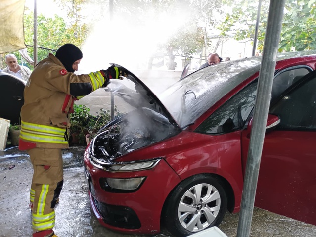Sinop'ta yıkanan otomobilin motoru tutuştu, itfaiye yangını söndürdü