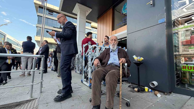 Erzincan TSO seçiminde 93 yaşındaki İsmail Akbaş, hareket güçlüğüne rağmen oy verdi