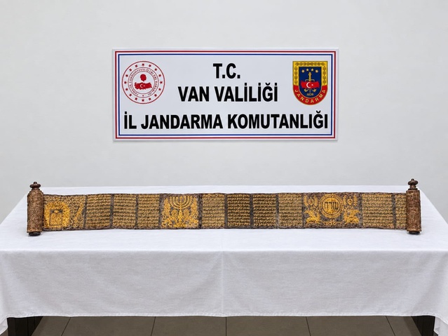 Van İpekyolu'nda jandarma, altın yaldızlı Tevrat olduğu değerlendirilen eseri ele geçirdi