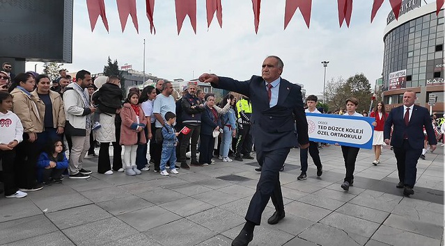 Öğretmen Kenan Şereflioğlu'nun 29 Ekim yürüyüşü Düzce'deki törende alkış aldı