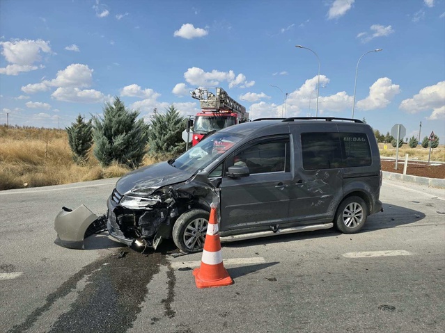 Afyonkarahisar Emirdağ'da hafif ticari araçlar çarpıştı, 1 kişi öldü, 6 yaralandı