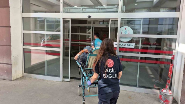 Adıyaman'da otobüste dengesini kaybeden 72 yaşındaki kişinin kalçasına bıçak saplandı