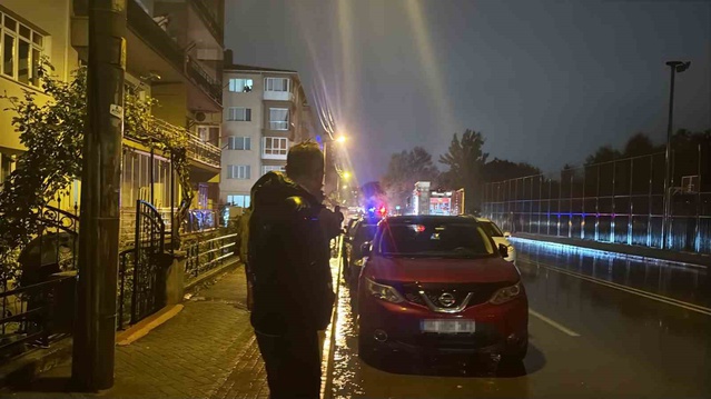 Eskişehir Odunpazarı'nda 2.17 promil alkollü sürücü aracı yanarken sigara içti