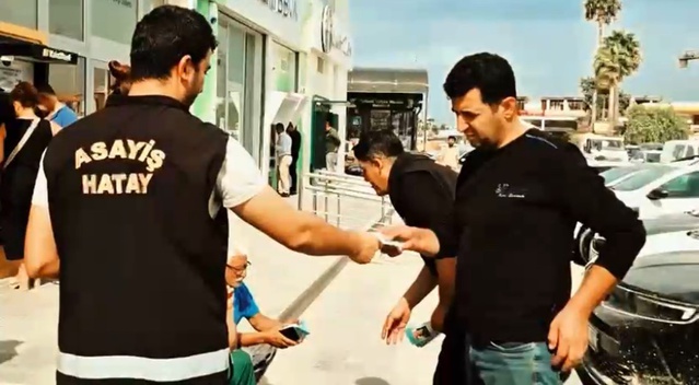 Hatay'da polis, dolandırıcılık yöntemlerine karşı vatandaşlara broşür dağıttı