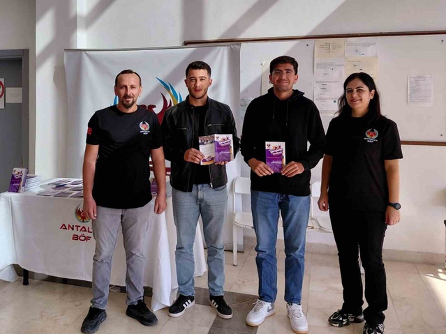Antalya'da polisin Gençlerle Beraberiz projesi ekimde 14 bin 638 öğrenciye ulaştı