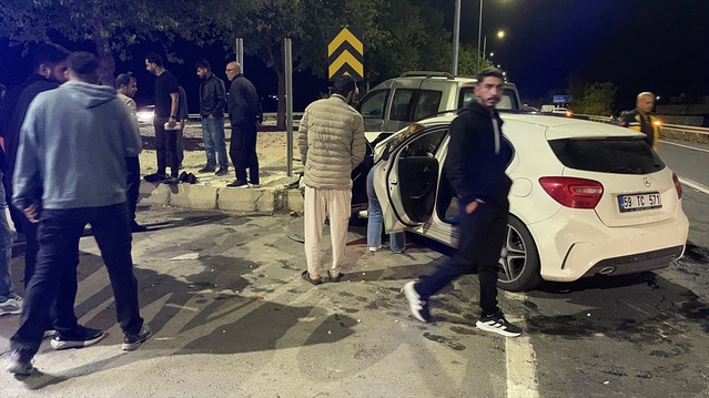 Şanlıurfa Karaköprü'de hafif ticari araç ile otomobil çarpıştı, 4 kişi yaralandı