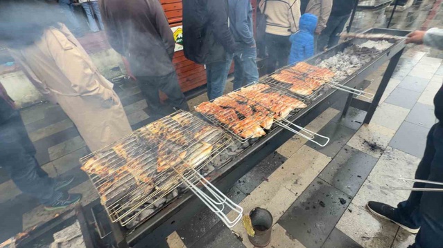 Hopa'da Dünya Gıda Günü'nde bin 500 kişiye balık ekmek ikram edildi