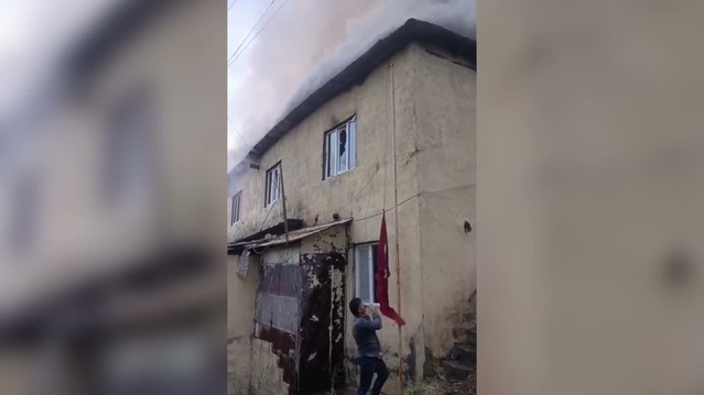 Hakkari Yüksekova'da okul yangınında köy sakini bayrağı kurtarmak için direğe koştu