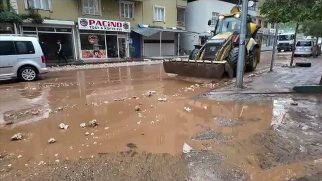 Diyarbakır Silvan'da sağanak taşkına dönüştü, belediye ekipleri çalışma başlattı