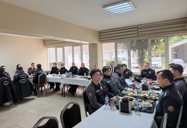 Eskişehir Emniyet Müdürü Yılmaz, çevik kuvvet personeliyle çalışmaları değerlendirdi