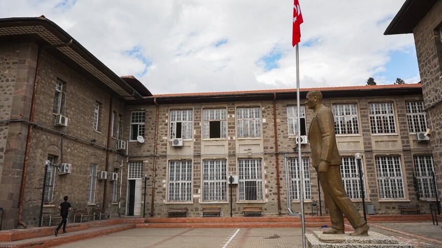 Atatürk'ün iki kez ziyaret ettiği lise yıllardır yeni nesiller yetiştiriyor