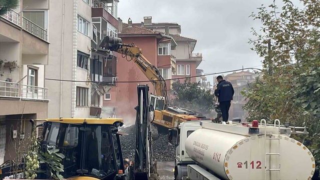 Zonguldak'ta çatlaklar nedeniyle boşaltılan 5 katlı binanın kontrollü yıkımı başladı