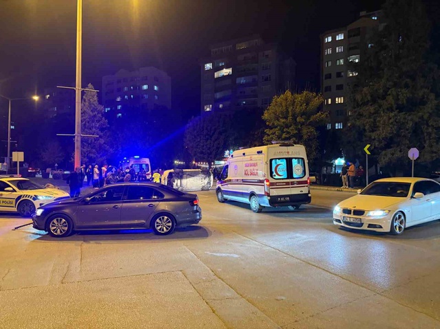 Eskişehir'de Atatürk Bulvarı'nda dün akşam iki otomobil çarpıştı, biri yan yattı