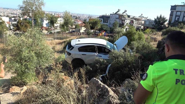Antalya Kepez'de otomobil 30 metrelik uçurumdan yuvarlanıp sürücüsünü yaraladı