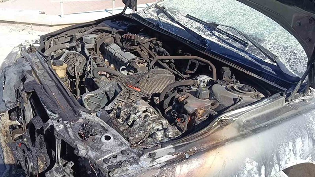 Amasya'da sınava giren gencin otomobilinde çıkan yangını trafik polisleri söndürdü