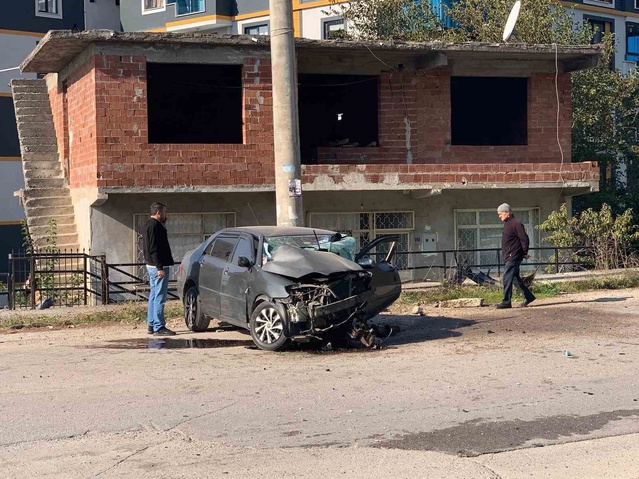 Tokat Niksar'da otomobil beton direğe çarptı, sürücü araçta mahsur kaldı ve yaralandı