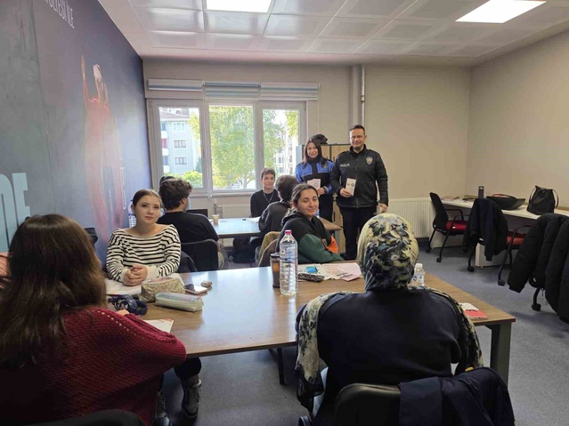 Bilecik Bozüyük'te polis, öğrencilere KADES ve dolandırıcılığa karşı uyarıda bulundu