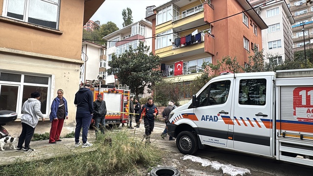 Zonguldak'ta riskli 5 katlı binanın kontrollü yıkımı, 14 daire boşaltılarak başladı