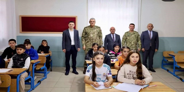 Şırnak'ta askeri heyet, Mehmetçik Kurs Merkezleri'nde öğrencilere başarı diledi